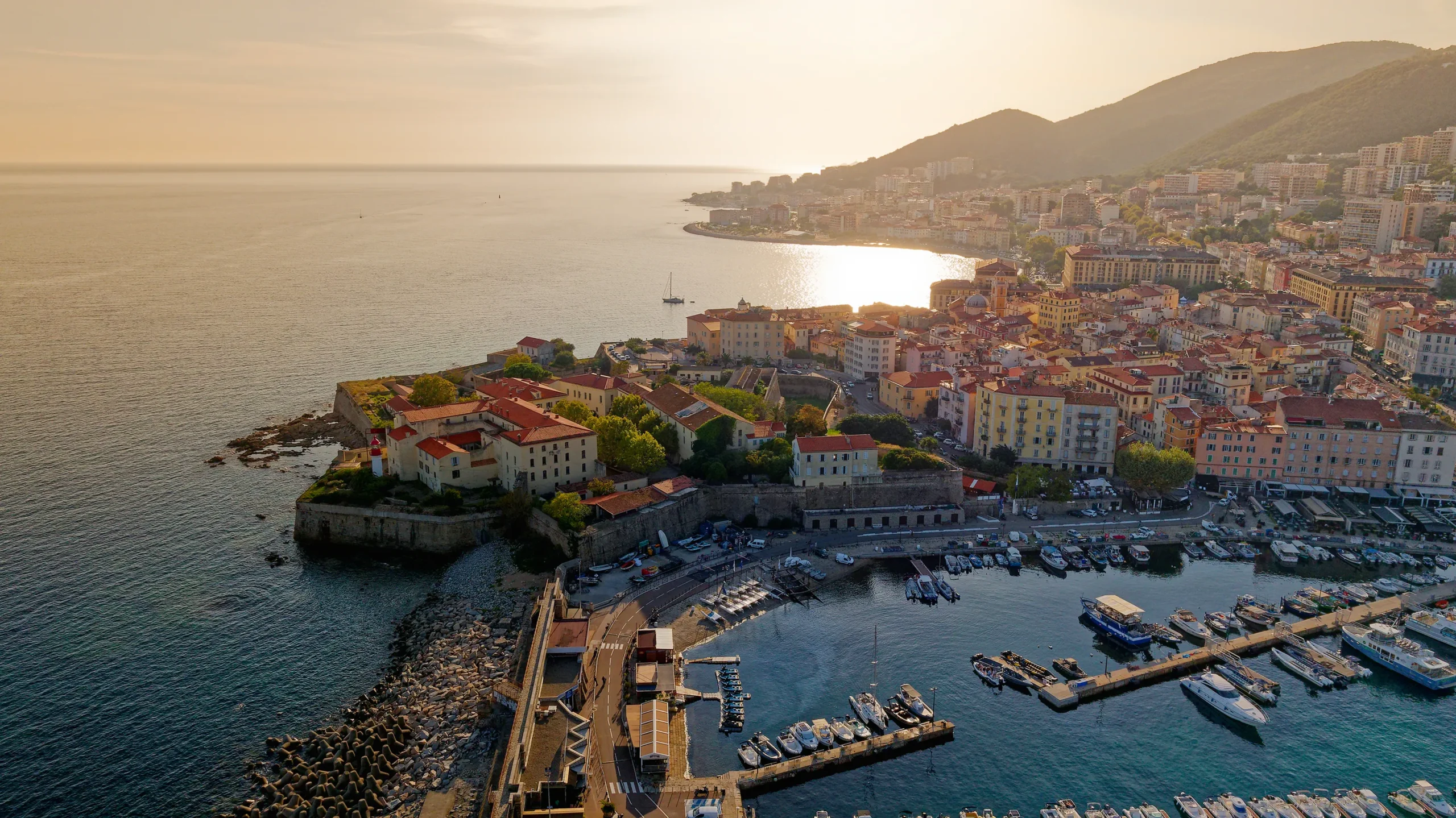 Le golfe d'Ajaccio, où se situe le bureau de Corse d'Altus Conseil