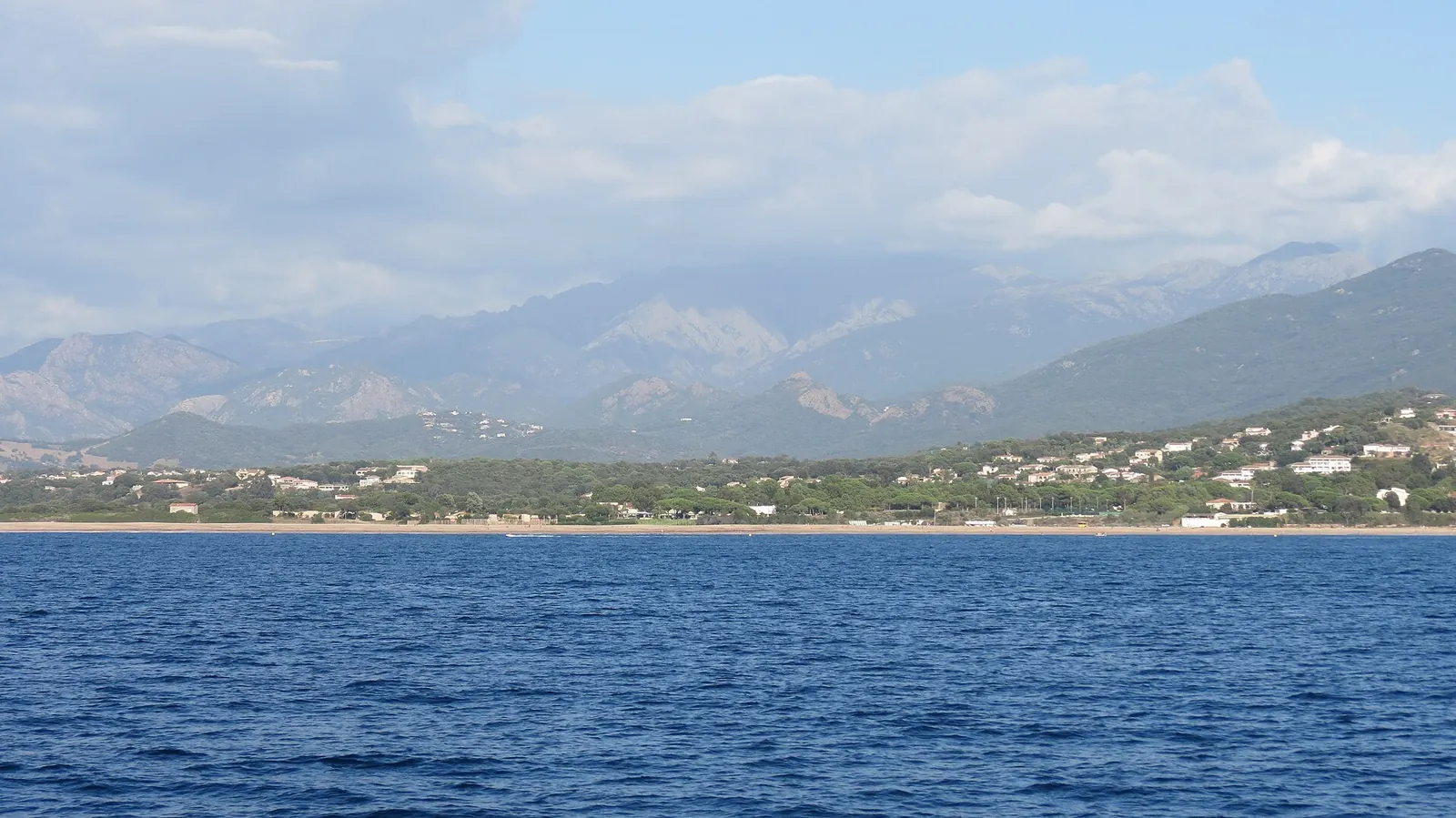 Vue de la station balnéaire de Porticcio depuis la mer, rive sud du golfe d'Ajaccio en Corse-du-Sud