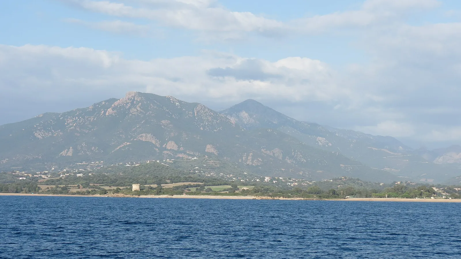 Le littoral de Porticcio et la tour de Capitello, adossés aux montagnes de Corse-du-Sud