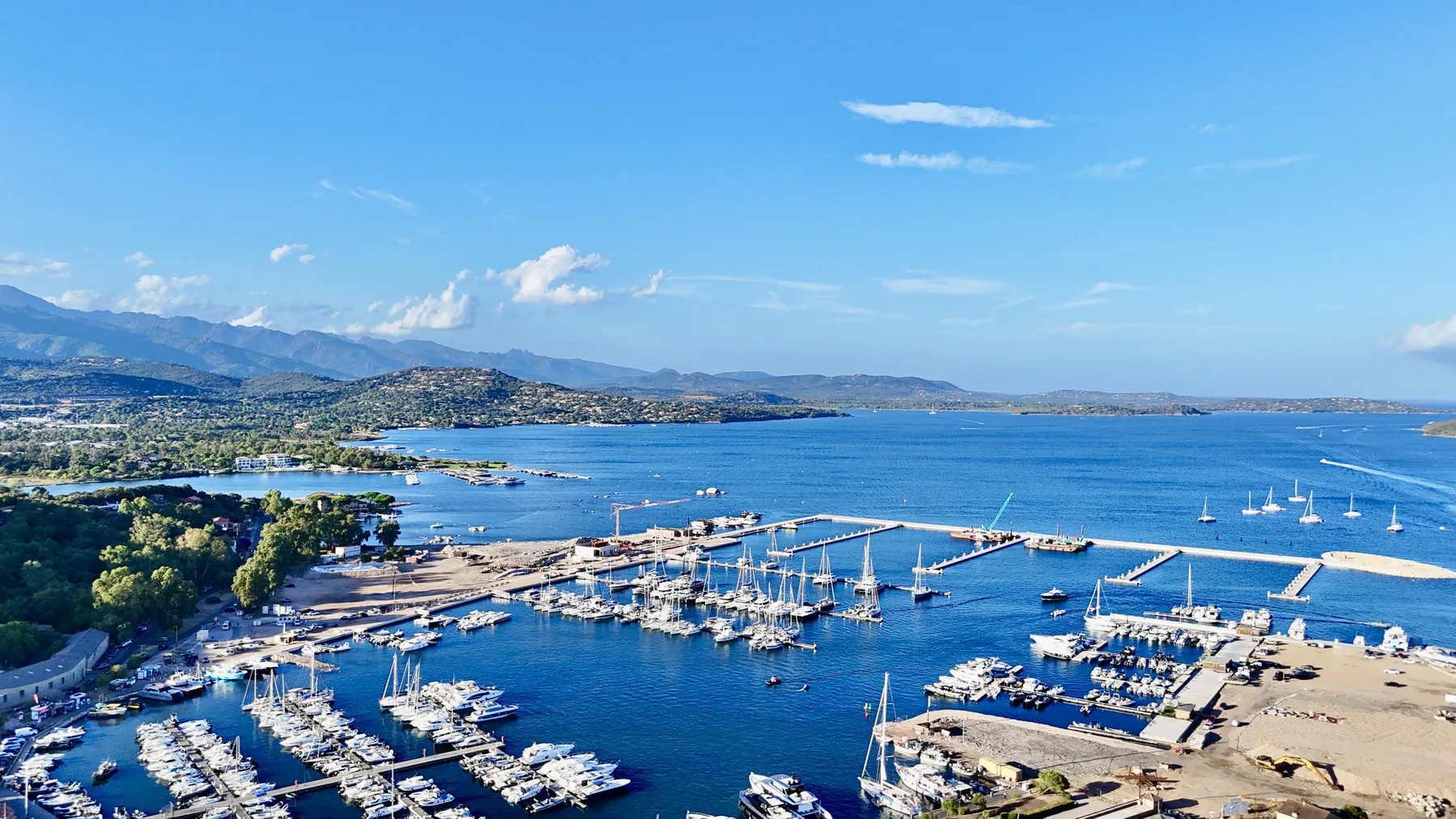 Le golfe de Porto-Vecchio et ses montagnes vus du ciel