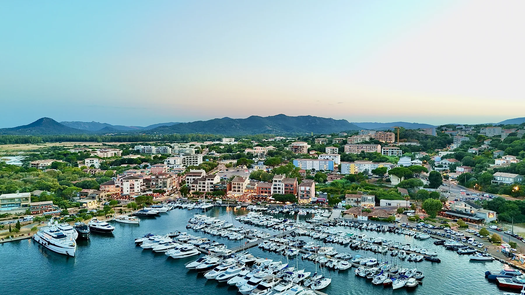 Vue aérienne panoramique du port de plaisance et du village de la marine de Porto-Vecchio à la tombée du jour
