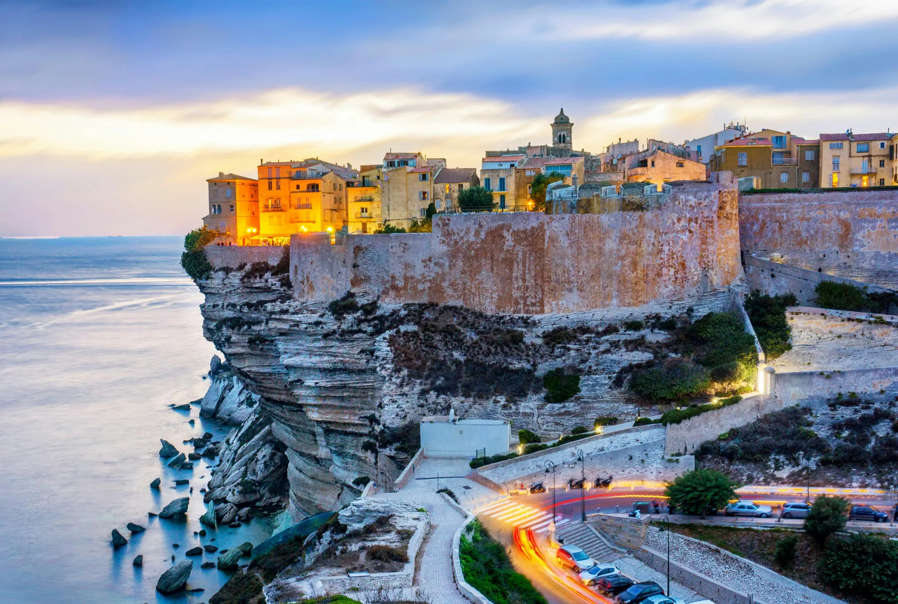 La citadelle de Bonifacio sur ses falaises calcaires au coucher du soleil