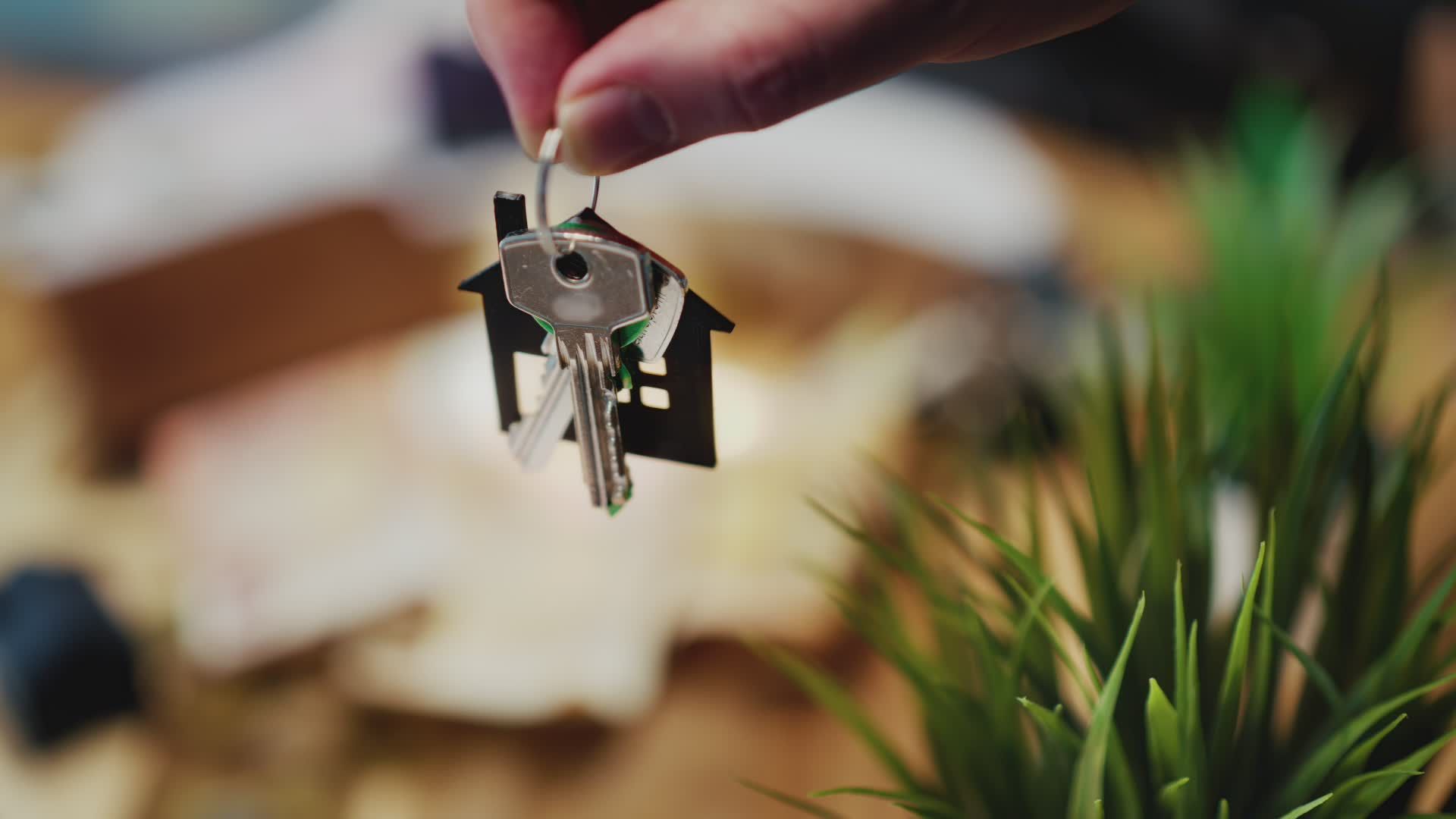 Clés de logement avec un porte-clés en forme de maison