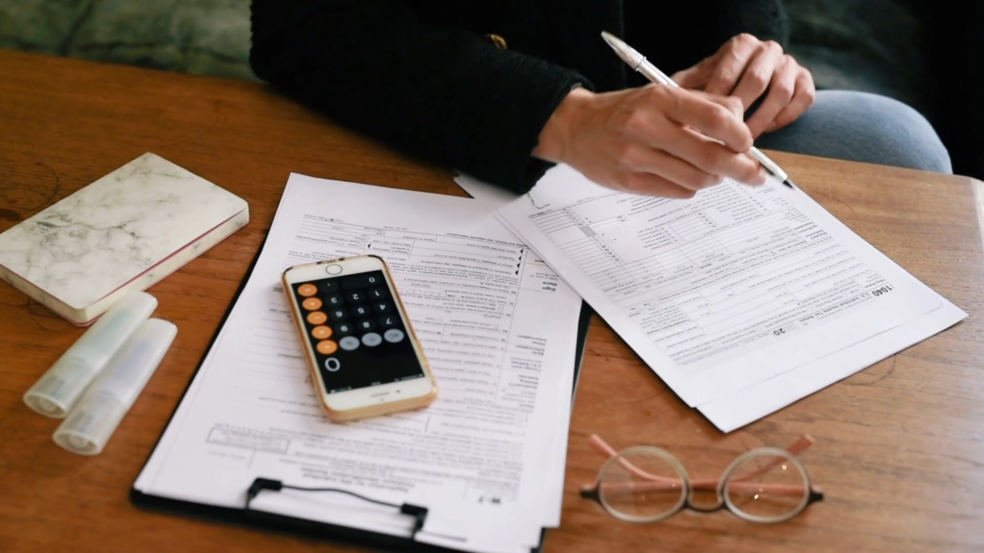 Documents fiscaux, téléphone et stylo posés sur un bureau